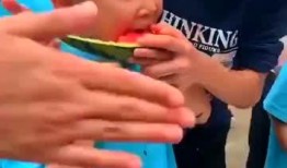 女童吃瓜图片,女童欢乐吃瓜瞬间捕捉