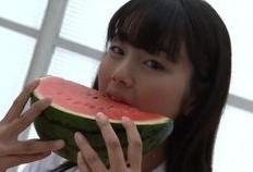 女童吃瓜图片,女童欢乐吃瓜瞬间捕捉